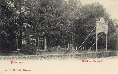 6649 Gezicht op de voorzijde van het hotel De Harmonie aan de Kerkweg te Maarssen uit het zuidwesten.